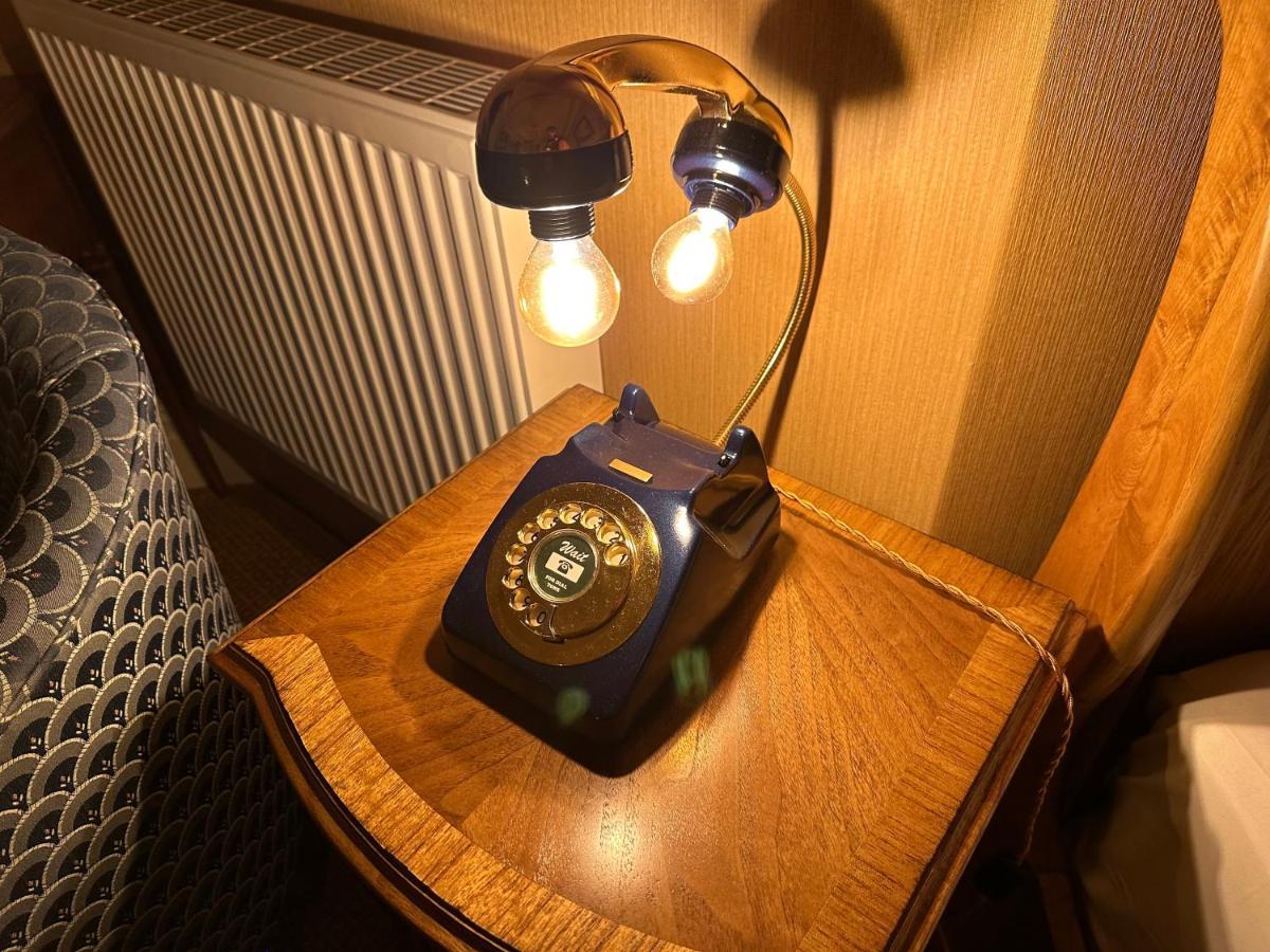 チェスター ハウス ゲスト ハウス Bed & Breakfast エクステリア 写真 A telephone lamp