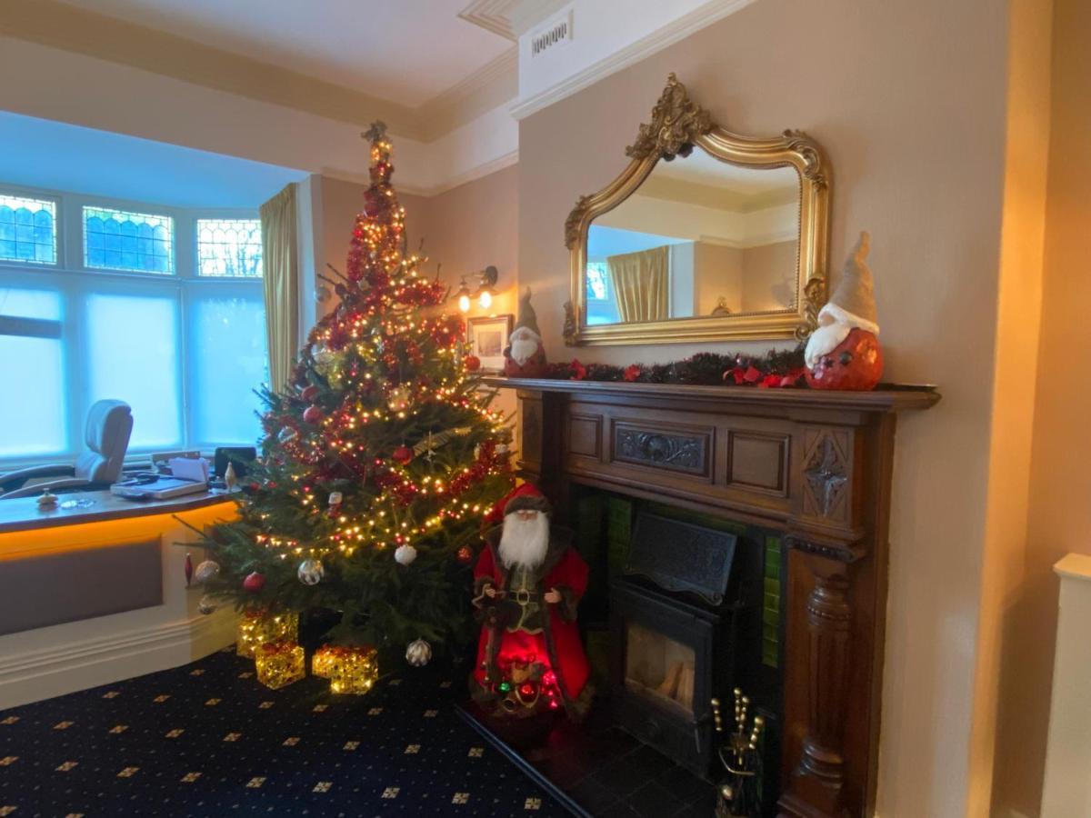 チェスター ハウス ゲスト ハウス Bed & Breakfast エクステリア 写真 The Christmas tree at the station