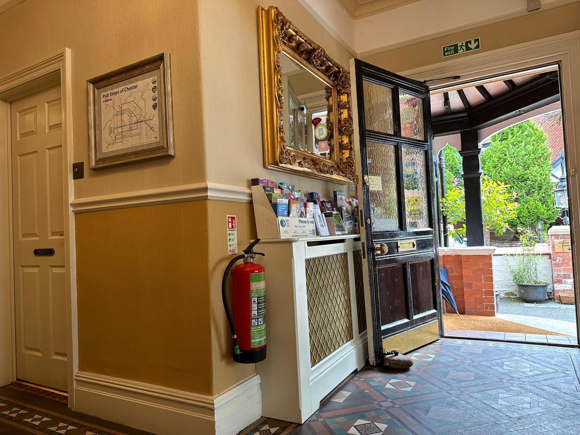 チェスター ハウス ゲスト ハウス Bed & Breakfast エクステリア 写真 The entrance to the hotel