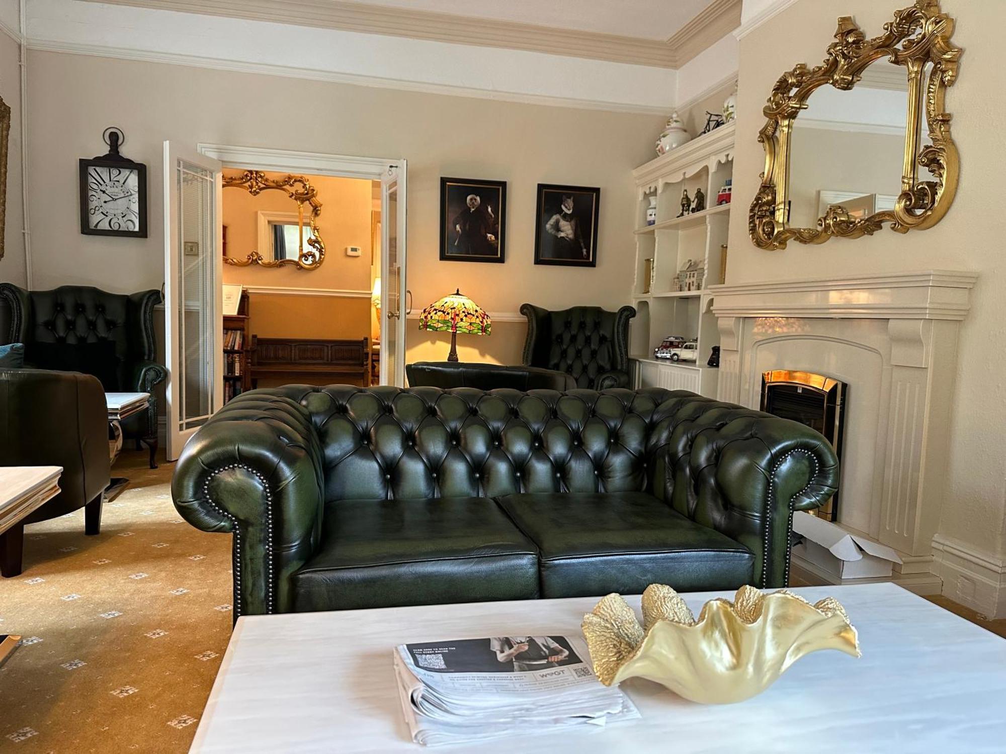 チェスター ハウス ゲスト ハウス Bed & Breakfast エクステリア 写真 A green leather Chesterfield sofa