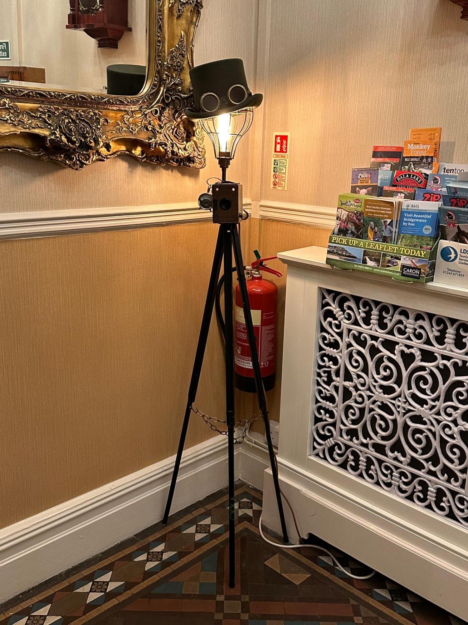 チェスター ハウス ゲスト ハウス Bed & Breakfast エクステリア 写真 A tripod with a camera