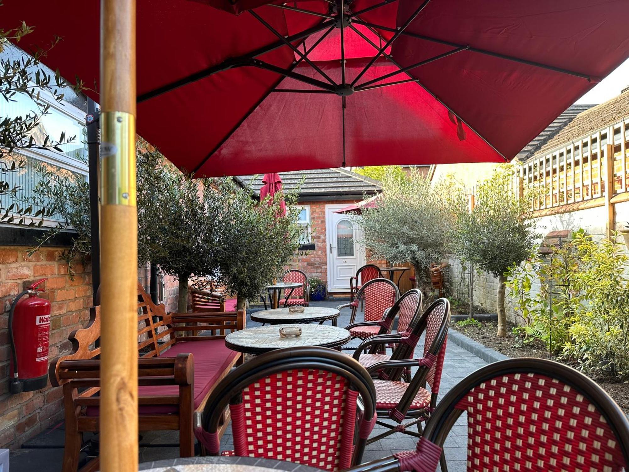 チェスター ハウス ゲスト ハウス Bed & Breakfast エクステリア 写真 The courtyard of the restaurant