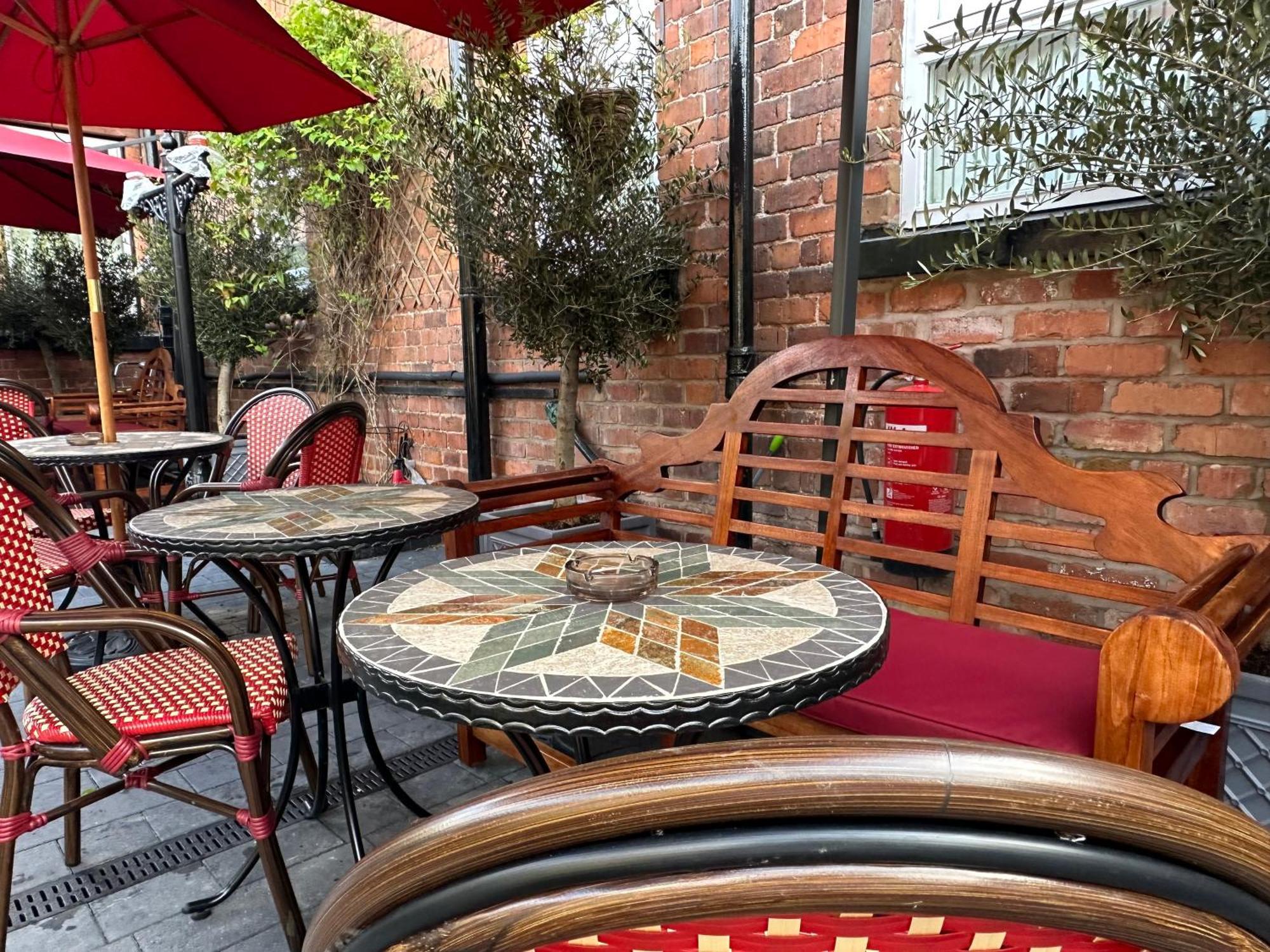 チェスター ハウス ゲスト ハウス Bed & Breakfast エクステリア 写真 The patio at the restaurant
