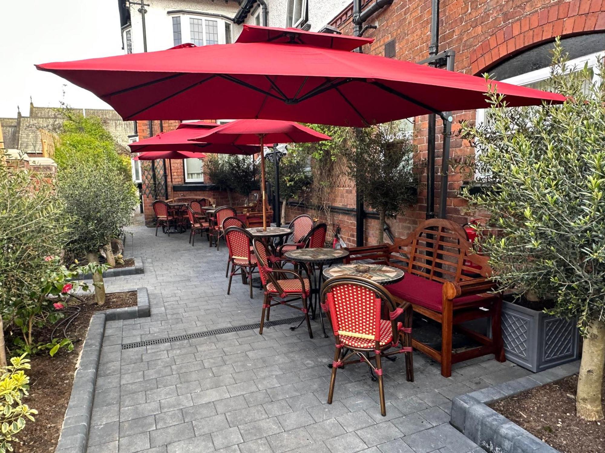 チェスター ハウス ゲスト ハウス Bed & Breakfast エクステリア 写真 The restaurant's outdoor seating area