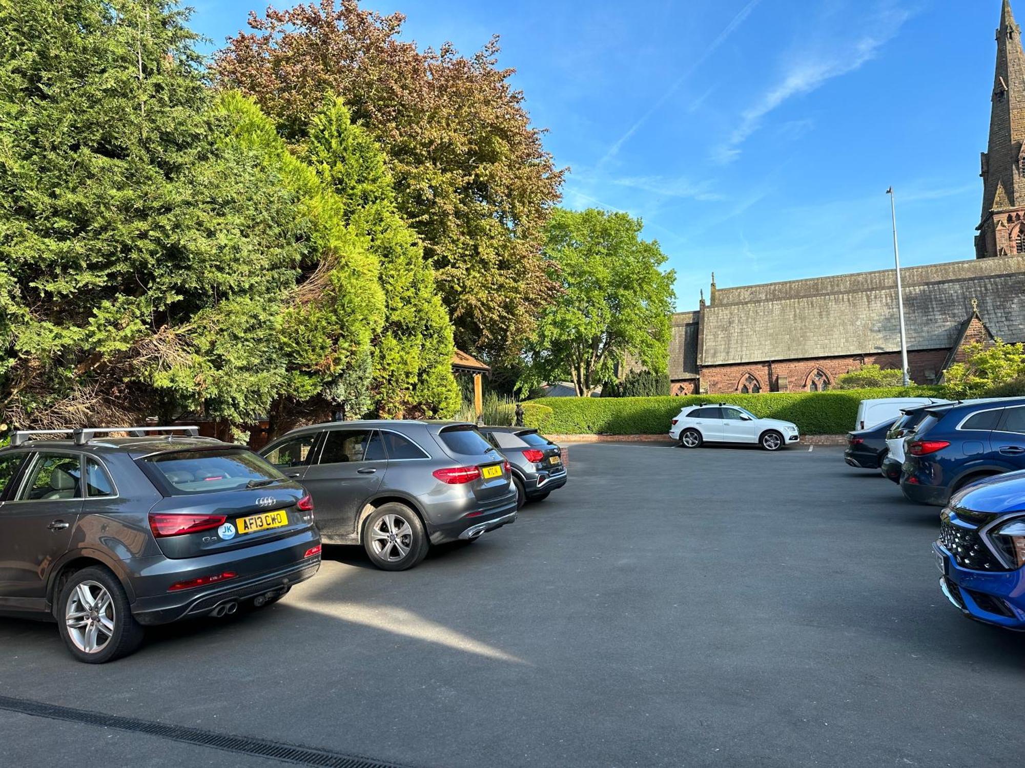 チェスター ハウス ゲスト ハウス Bed & Breakfast エクステリア 写真 The car park at St. Mary's Church, Macclesfield