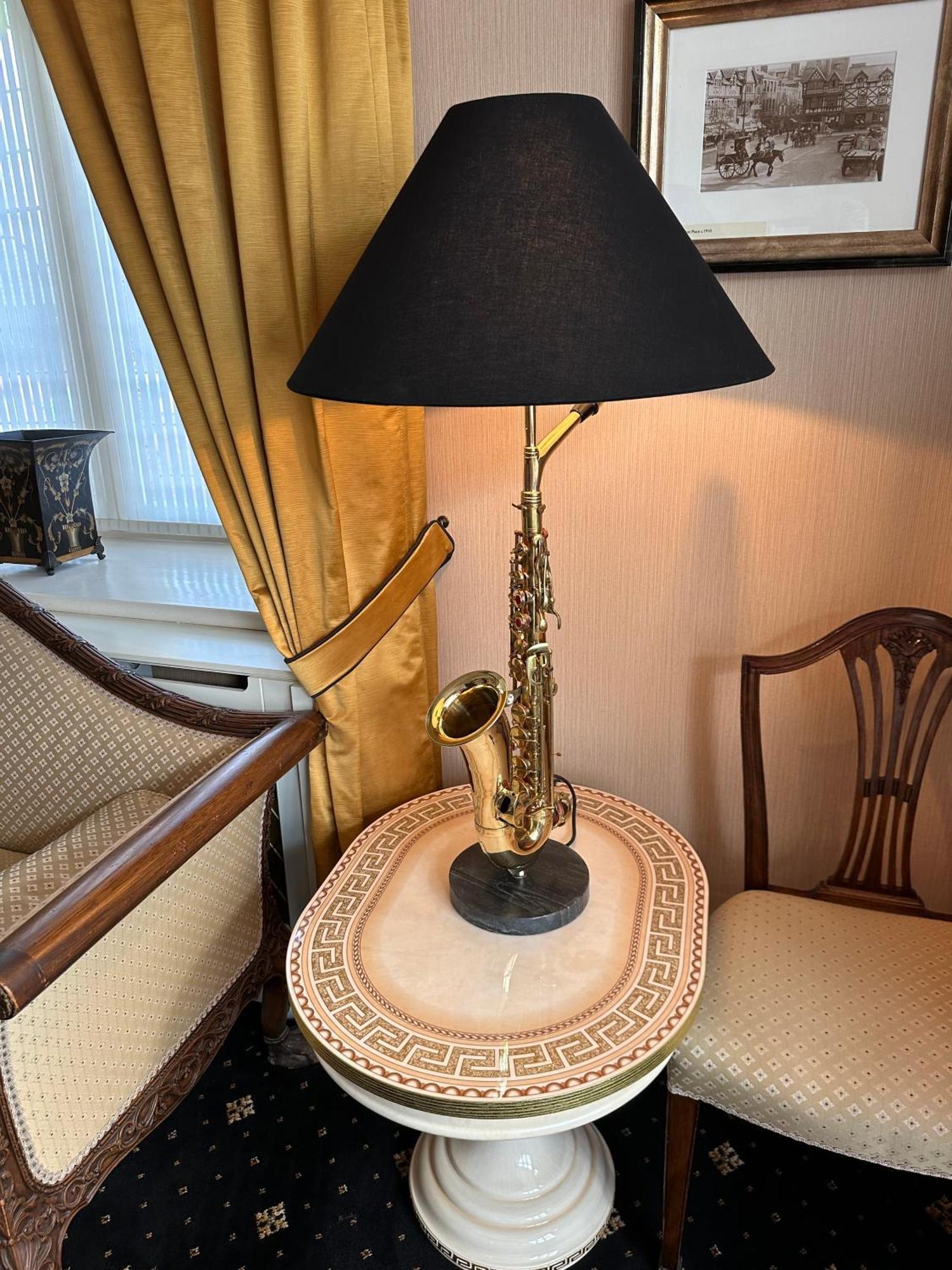チェスター ハウス ゲスト ハウス Bed & Breakfast エクステリア 写真 A saxophone lamp